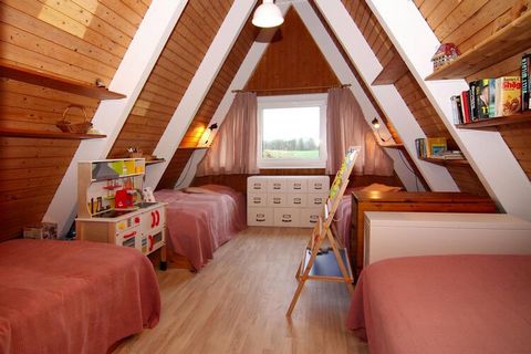 Licht, vriendelijk en onlangs gerenoveerd huis met alleen een dak in het vakantiehuisgebied van de badplaats Damp aan de Oostzee. De goed onderhouden tuin en het natuurlijke perceel van 750 m² nodigen uit tot ontbijten, zonnebaden en luieren. De ligg...