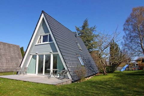 Bright, friendly and newly renovated roof-only house in the holiday home area of the Baltic Sea resort of Damp. The well-kept 750 m² garden and natural plot invites you to have breakfast, sunbathe and laze around. The location at the end of a cul-de-...