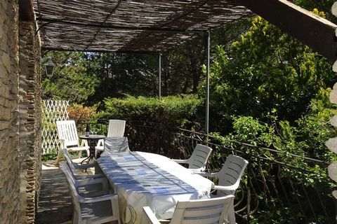 Su casa de vacaciones con jardín privado se encuentra en una zona residencial tranquila por encima de Vaison-la-Romaine, en una propiedad de 9000 m² que comprende varios alojamientos de vacaciones y una gran piscina comunitaria.Solo la terraza sombre...