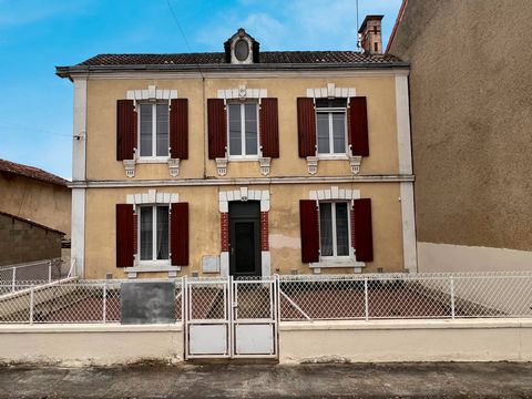 This beautifully maintained 19th-century village house is in the heart of a small charming village with all amenities, approximately 10 minutes from Mansle and 12 minutes from Ruffec. Set on a beautiful enclosed garden with 2 garages, workshops, and ...