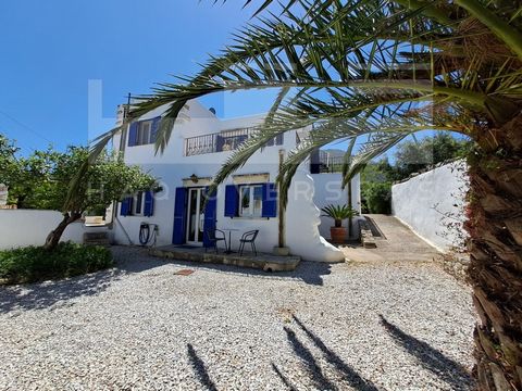Detta är en stenbyggd villa till salu i Kokkino Chorio, Apokoronas, Chania, Kreta. Villan har en unik design, med inflytande från den kykladiska grekiska ökulturen. Den har totalt 124 kvm boyta och ligger på en privat tomt på 663 kvm. Huset består av...
