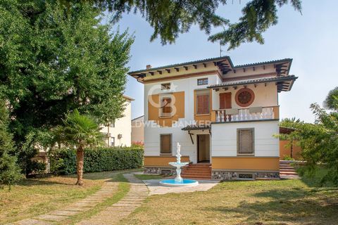 In the historical centre of Castel Goffredo, in the upper Mantuan area on the border with the province of Brescia, about 20 kilometres from Lake Garda, we offer an exclusive and important single villa in Art Nouveau style, of about 400 square metres ...