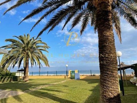 Simone Blotni, agence officielle enregistrée RAICV1602, présente à partir de son portefeuille de ventes sélect : Magnifique appartement en 1ère ligne de la plage, Denia. Denia (Alicante), Costa Blanca/Espagne. Prime Homes présente en exclusivité cett...