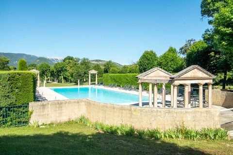 Erholen und entspannen Sie sich in diesem wunderschönen Schloss in Montbrun les Bains. Das Dorf, das kürzlich zu einem der schönsten Dörfer Frankreichs gewählt wurde, liegt in der schönen Provence. Die Gegend ist berühmt für seine mediterrane Landsch...
