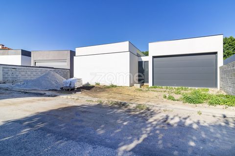 Identificação do imóvel: ZMPT558518 New Detached Single-Storey 3-Bedroom House in Soutelo, Braga Individual single-story T3 house, located in Soutelo, Vila Verde, in a picturesque setting by the Homem River. It combines modern and elegant design with...