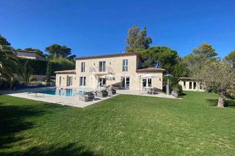 MOUGINS - Sought-after area, superb renovated villa of 240 m2 with high quality fittings. Very bright, it offers a large living room with double fireplace, dining room, fully equipped kitchen, 4 bedrooms all en suite, laundry room, office, outbuildin...