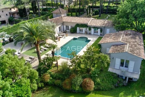 Within one of the most sought-after prestigious domains in Mougins. Find this charming property, quiet with a main villa and a guest villa around a large swimming pool with flat land and lush vegetation. Size on a plot of over 4200m², The main villa ...