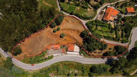 Terreno com capacidade construtiva, com 3.580m2, na freguesia da Caniçada, Vieira do Minho. Com vistas magníficas para a barragem da Caniçada, numa zona tranquila para desfrutar com sua família e amigos momentos de descontração junto à natureza, rode...