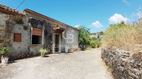 Portion of building, with land, for sale in Prignano Cilento, in the Olmo area. The solution, of about 174 square meters, is spread over two levels, ground floor and basement. To enrich the solution is the large land surrounding the house, an agricul...