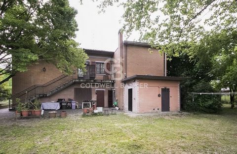 Carpi - Courtyard Just 5 minutes from Carpi, in a small village with municipal schools, bars and post office, we present a semi-detached house composed on the ground floor of a three-room apartment, living room with kitchen overlooking two bedrooms a...