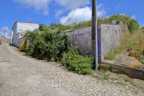 Located in Costa de Prata. Single storey house to recover; Sobral da Lagoa about 10 minutes from Lagoa de Óbidos; Implementation area of ​​102M2; Kitchen, living room, 1 bathroom; 2 bedrooms; Located on the Silver Coast, close to Foz do Arelho, the B...