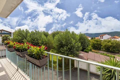 In Hendaye, buy a new home with a 3-bedroom apartment. If you wish to arrange a tour of this apartment, Carmen Mimosas is at your disposal. This accommodation will meet the needs of a couple with two children. Housing composed of a lounge area of 26....