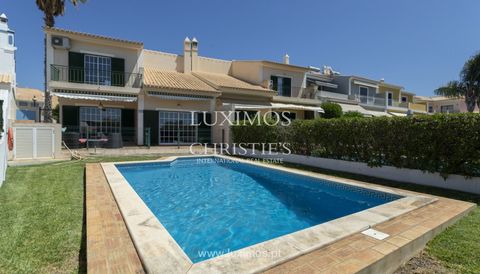 Spectaculaire villa de trois chambres , avec jardin et piscine , à vendre à Vilamoura, Algarve . Distribuée sur deux étages , elle dispose au rez-de-chaussée d'un grand hall d'entrée , d'un espace social composé d'un salon et d'une salle à manger ave...