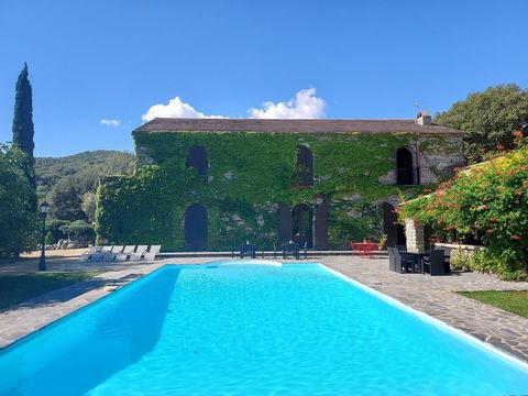 Superb building of the eighteenth century of Genoese architecture at the entrance of CORTE, nestled on the edge of the Tavignano. With its 500m2 of living space, on 2 levels in the middle of a park of 3 ha. This magnificent house has been completely ...