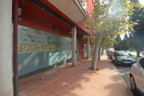 Diaphanous and modern commercial space with an area of more than 130 m2 with a window display on street level for sale in Mahon presently set up as a coffee shop. The business opened in 2008 as a cafe and food was prepared in the establishment. Insid...