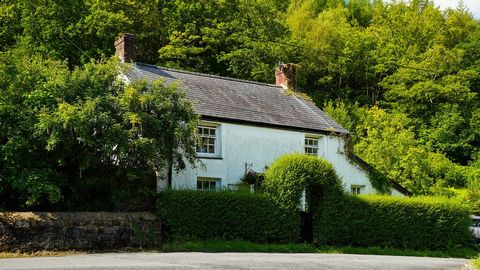 Fine and Country West Wales are thrilled to introduce Penybont House a Grade II listed three-bedroom detached cottage situated in the rural hamlet of Penbontrhydybeddau, a short six-mile journey from Aberystwyth. This home encapsulates the balance be...