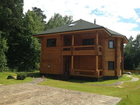 Kaluzhskoye shosse, 60 km de l'hôtel. Forêt. La maison en haute altitude. Vue panoramique depuis les fenêtres. Maison de trois étages de journaux. Deux salles spacieuses pour 45 m2. Trois chambres de 16 m2. 2 chambres de 12 m2. Cheminée. TV. Cuisine....