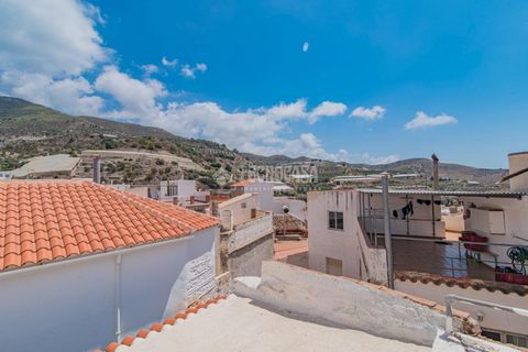 You want a big house But you don't want to invest a lot of money??? The 317 m2 built of this house offers you that opportunity. It is located in the beautiful village of Ítrabo, 14 km from Salobreña and its great beaches. In the center, surrounded by...