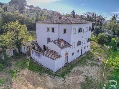 This stately 16th century villa is characterized by its exceptional location which, due to its elevation on a hill, offers breathtaking, unobstructed views of the surrounding area. Although the villa itself is in need of renovation, it still retains ...