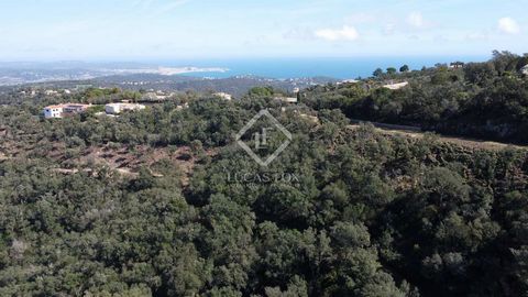 This large plot of 1,920 m² is located in the prestigious residential area of Mas Nou, in Platja d'Aro, one of the most popular towns on the Costa Brava. It is a sloping plot , ideal for building a luxury home very close to some of the most beautiful...