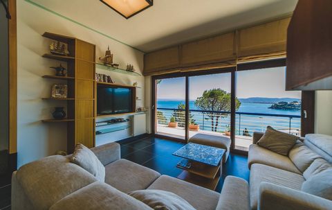 Porto Santo Stefano, Pozzarello alto We offer for sale, a rare opportunity of an amazing apartment in a villa a stone's throw from the sea. The property has recently been expertly and elegantly renovated with materials of the highest level, providing...