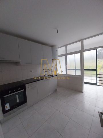 Excellent 1 bedroom apartment in Vilela - Paredes fully refurbished, apartment consisting of kitchen equipped with hob, oven and extractor fan, closed laundry, with large balcony that includes two rooms of the house, living room and kitchen... Full b...