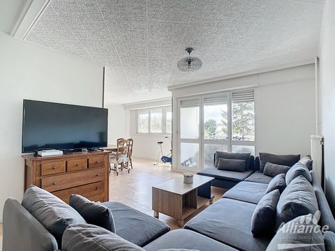 In Montbéliard, sale of a good-sized apartment for a T6. The interior includes a 40.2m2 living area, 4 bedrooms, a kitchen area and a bathroom. Its living area is 113.23m2 under the Carrez law. This is an apartment on the 1st floor of a 5-storey buil...