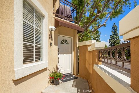 Welcome to your haven at this captivating three-level condo situated in the tranquil community of Applause in highly sought-after Aliso Viejo. Indulge in modern comfort and convenience, perfectly situated near shopping centers, a movie theatre, and a...