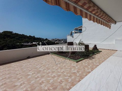 This spacious apartment is fully furnished and immediately available. It has a bright living room with a fully equipped open kitchen, 2 very quiet bedrooms, a bathroom with bathtub and natural light and a great and large terrace with sea views. The a...