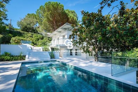 PEREIRE - Luxurious villa located 200m from Pereire's beaches. It features a spacious living room with an open kitchen overlooking the pool, 6 bedrooms including 5 master suites with en-suite bathrooms. A garage and the possibility to park multiple c...
