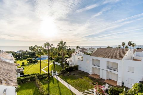 A few steps from the beach of Galé is this beautiful and unique property with stunning sea view and an exceptionally large living space on three floors. The 2 + 1 bedroom triplex already has a license for seasonal rental (AL). On the ground floor, th...