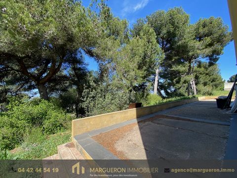 L'agence MARGUERON IMMOBILIER vous propose à la vente un terrain de 588 m2 à Martigues, constructible, avec une vue sur l'étang et la possibilité de construire jusqu'à 150 m2 Situé sur Martigues, côté Jonquière, dans une impasse, il s'agit d'une parc...