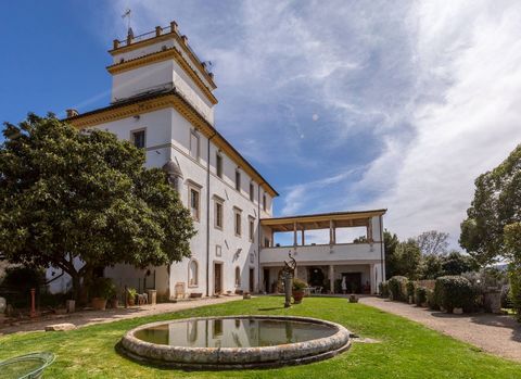 Villa dell'Annunziata - With its changing beauty that follows the alternation of the seasons, this residence maintains its muffled and mysterious charm even on gray winter days, and then explodes with colors in spring. The Coldwell Banker Barbera Gro...