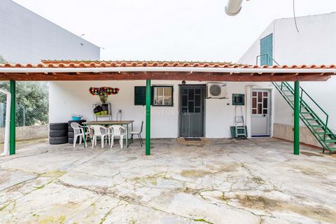 Maison de plain-pied de 3 chambres à Carregado - Alenquer, située à Torre, à proximité du centre de Carregado et de la ville d'Alenquer, où sont disponibles tous types de commerces et services de proximité, indispensables à votre quotidien et à votre...