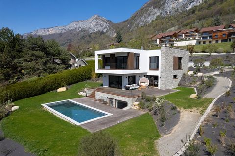 Veyrier du Lac, exclusive : stunning lake view house with contemporary modern architecture design, 320 m2 interior space or 400 m2 floor area, garden 1.500 m2. Luxury fixtures and fittings, 4 bedrooms, 5 bathrooms, swimming pool, wellness room, lovel...