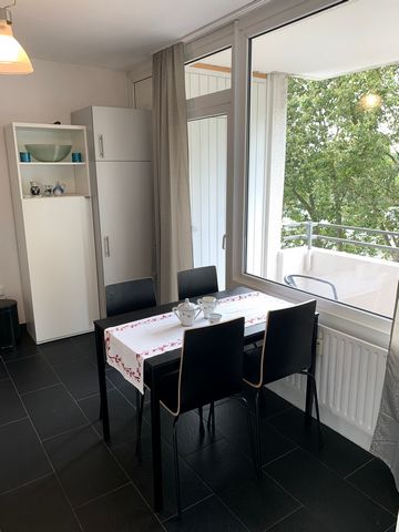 This beautiful 1-room apartment is located in a well-kept apartment building in a preferred location in Düsseldorf Niederkassel. Within walking distance of the old town! The apartment is rented furnished and has a spacious, light-flooded living/dinin...