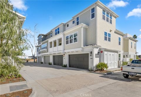 Now is your chance to live in this gorgeously finished 3 bedroom 3.5 bathroom 3 story townhome at The Cay in Mariner Shores. Located in the heart of Newport Beach, this newer boutique, coastal community is set within an established neighborhood and f...