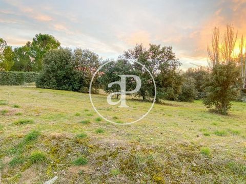aProperties presents a spectacular plot of 1.294 m², in Parque Boadilla Urb. located in one of the main streets. 35% of buildability. The plot has access to urban road. Equipped with water, electricity, street lighting and sidewalks. Fenced around it...