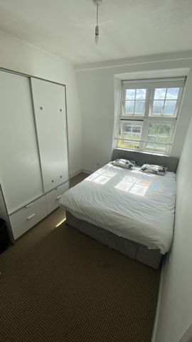 Private room with double bed, desk and large wardrobe. Bathroom next to the bedroom. 10-min walk to London Bridge (Tube, Trains, etc), and 7-min walk to Borough Station. 15-minute to Tate Museum and SouthBank, as well as Tower Bridge and central Lond...
