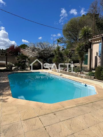 Located in a quiet area of ??Flassans-sur-Issole, this property offers a real estate complex made up of 2 villas, all connected by communicating verandas (possibility of making gîtes) Flat, fully enclosed land with motorized gate. The main villa offe...