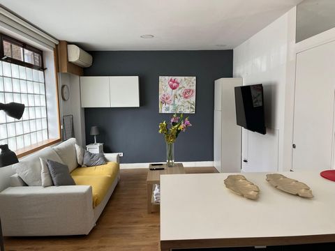 Fully equipped apartment for 3 people, located very close to Madrid Río Park. It has a room with double bed and a bathroom. It is fully equipped: fully equipped kitchen, basic appliances, as well as sheets, towels, etc. Everything you need for a grea...