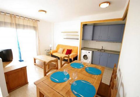 Flat with sea views. The first thing we find when entering the apartment is a spacious and bright living room which enjoys views of the beach and the sea. The kitchen, integrated in the same room, has all the necessary equipment to cook at home: 4-ri...