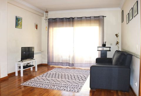 Live like a local in an elegant, comfortable and furnished apartment, located just 100m from the beach in Matosinhos, Porto district. The flat can accommodate up to four people (maximum) and features one bedroom with a queen size bed, a living room w...