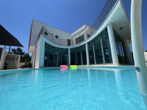 Loin des endroits surpeuplés: une villa moderne merveilleusement confortable avec de superbes équipements comme une piscine privée, une table de ping-pong, un espace barbecue, tout cela dans un complexe de golf 4 étoiles 18 trous, avec une vue magnif...