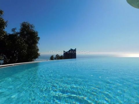 À Beausoleil, dans une résidence de haut standing mettant à disposition une piscine à débordement sur le toit offrant une pleine vue mer sur Monaco ainsi qu'un gardien disponible 24 heures sur 24, ravissant STUDIO disposant d’une surface de 30 m² dot...
