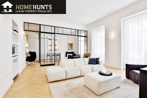 NICE - VICTOR HUGO: Come and discover this architectural gem nestled on the prestigious Boulevard Victor Hugo. With its 217 m2 of refinement, this contemporary apartment, completely renovated and redesigned, with this sumptuous space reveals a breath...