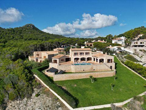 Huge, frontline sea view villa in the privileged area of Font de Sa Cala in northeast Mallorca This impressive first line villa is set on an elevated plot of around 2.500m2 overlooking the sea and is offered for sale in Font de Sa Cala. Located at th...