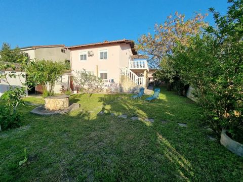 Location: Zadarska županija, Nin, Nin. ZADAR, NIN - Renovated house with two apartments near the sea Beautiful renovated two-story house for sale in Nin near Zadar. The house with a total living area of 130 m2 was built on a plot of 493 m2. It consis...