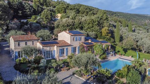 Superb Proveníçal stone house located on the heights of the charming village of Le Tignet, offering a panoramic view stretching from the Bay of Cannes to Lake Saint-Cassien, up to the Tanneron hills.With a total area of approximately 207 m2, this pro...