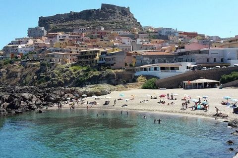 Vakantiehuis op Sardinië, 4 slaapplaatsen, alle voorzieningen, grote tuin, zwembad met panoramisch terras, barbecueplaats, speeltuin, parkeerplaats, 800 meter van de zee.